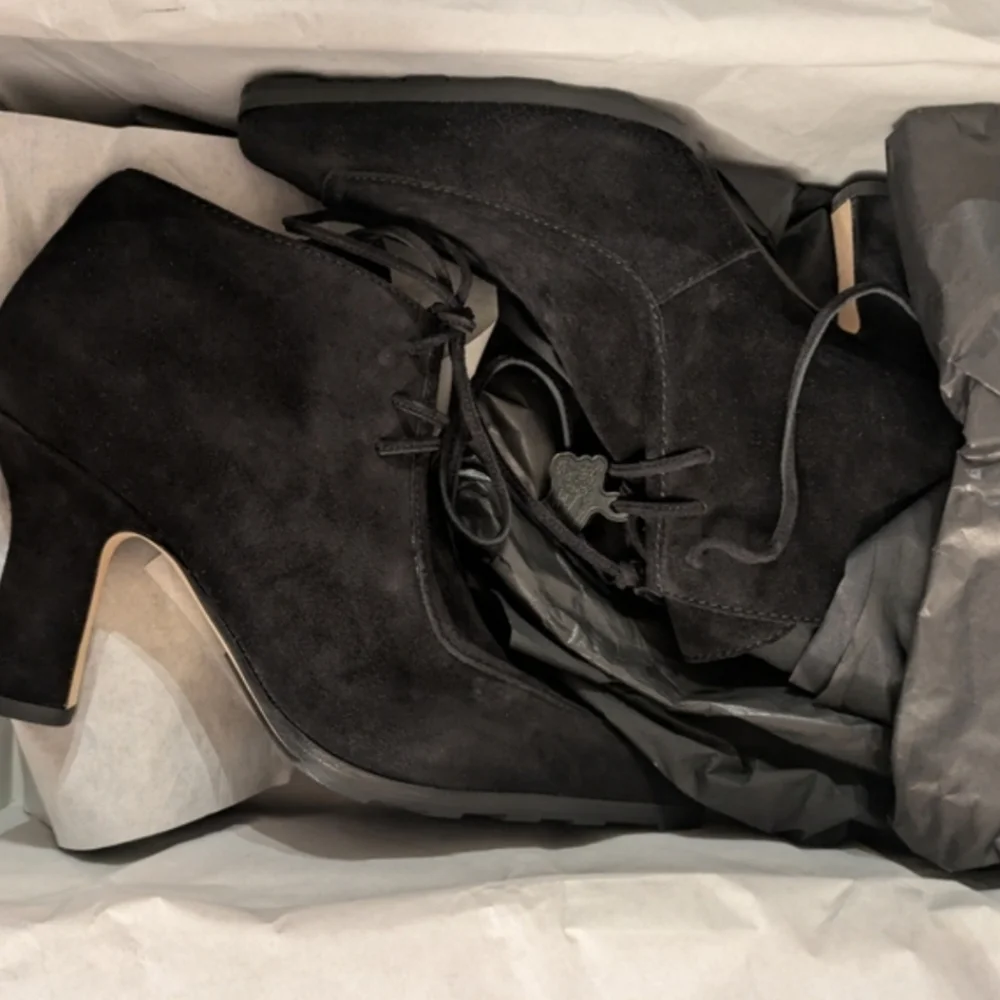 BNIB Burberry Storm Ankle Booties in Black Suede - Picture 3 of 6